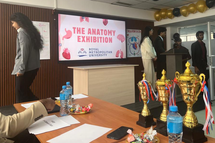 Кыргызстандын тогуз медициналык университетинин арасында өткөн анатомия боюнча көркөм көргөзмө